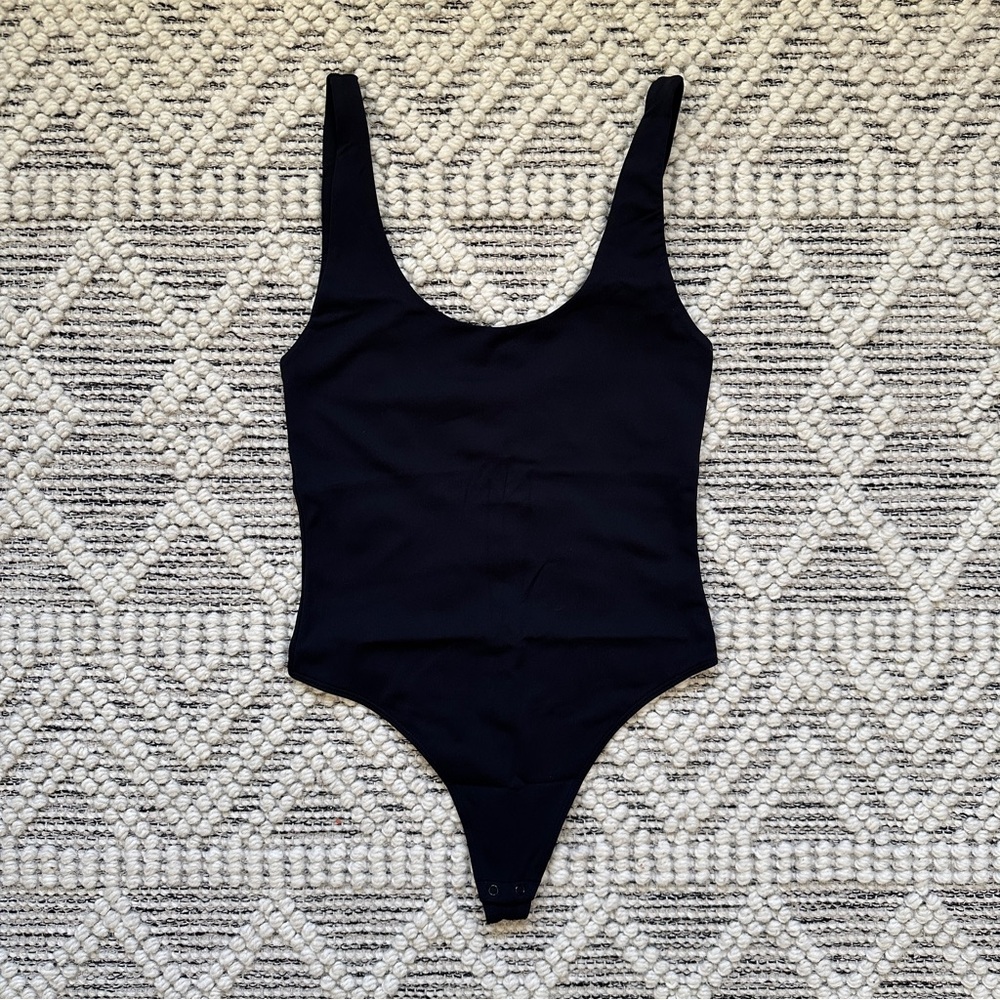 Babaton Contour Scoopneck Bodysuit